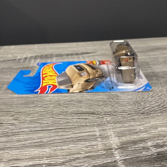 Hot Wheels | Hot Trucks #1 of 10: 1999 Ford F-150 SVT Lightning - 1:64 Scale - Picture 5 of 15